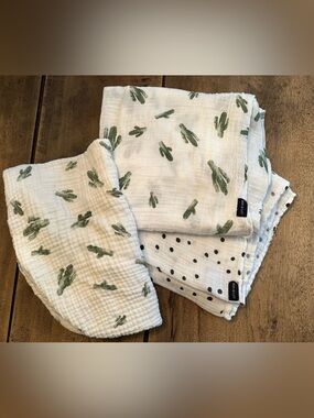 EUC Bebe au Lait 2 Swaddle Blankets & 1 Changing Pad Cover.
